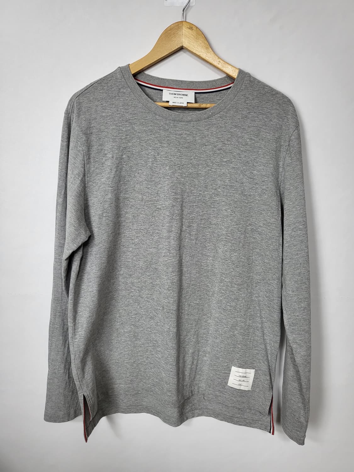 톰브라운 그레이 사이드 슬릿 롱스리브 티셔츠 (3) 상품이미지1