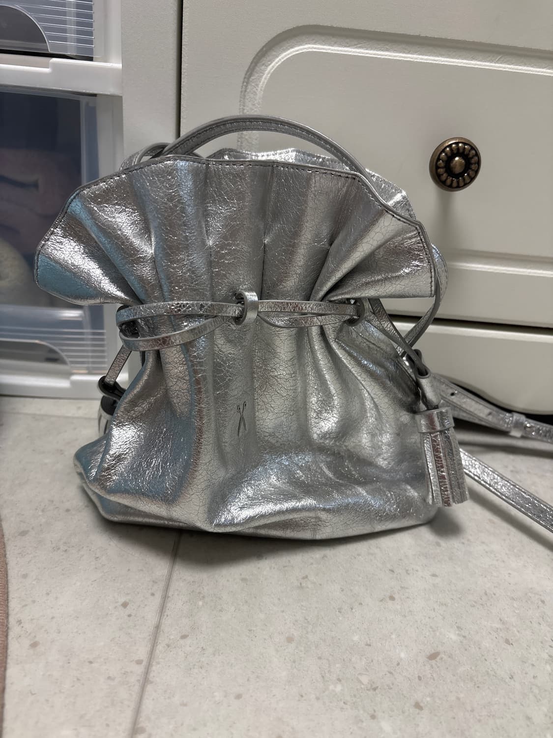 조셉앤스테이시 크로스백 실버 복조리 플리츠 테슬백 상품이미지4