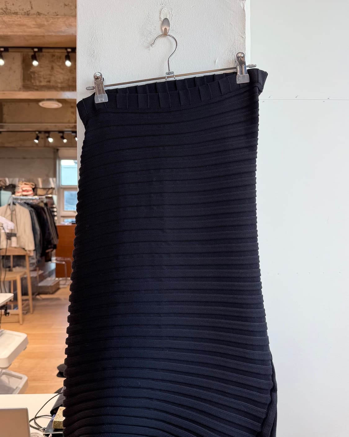 이세이미야케 블랙 링컬 에이시멋리 미디스커트 상품이미지3