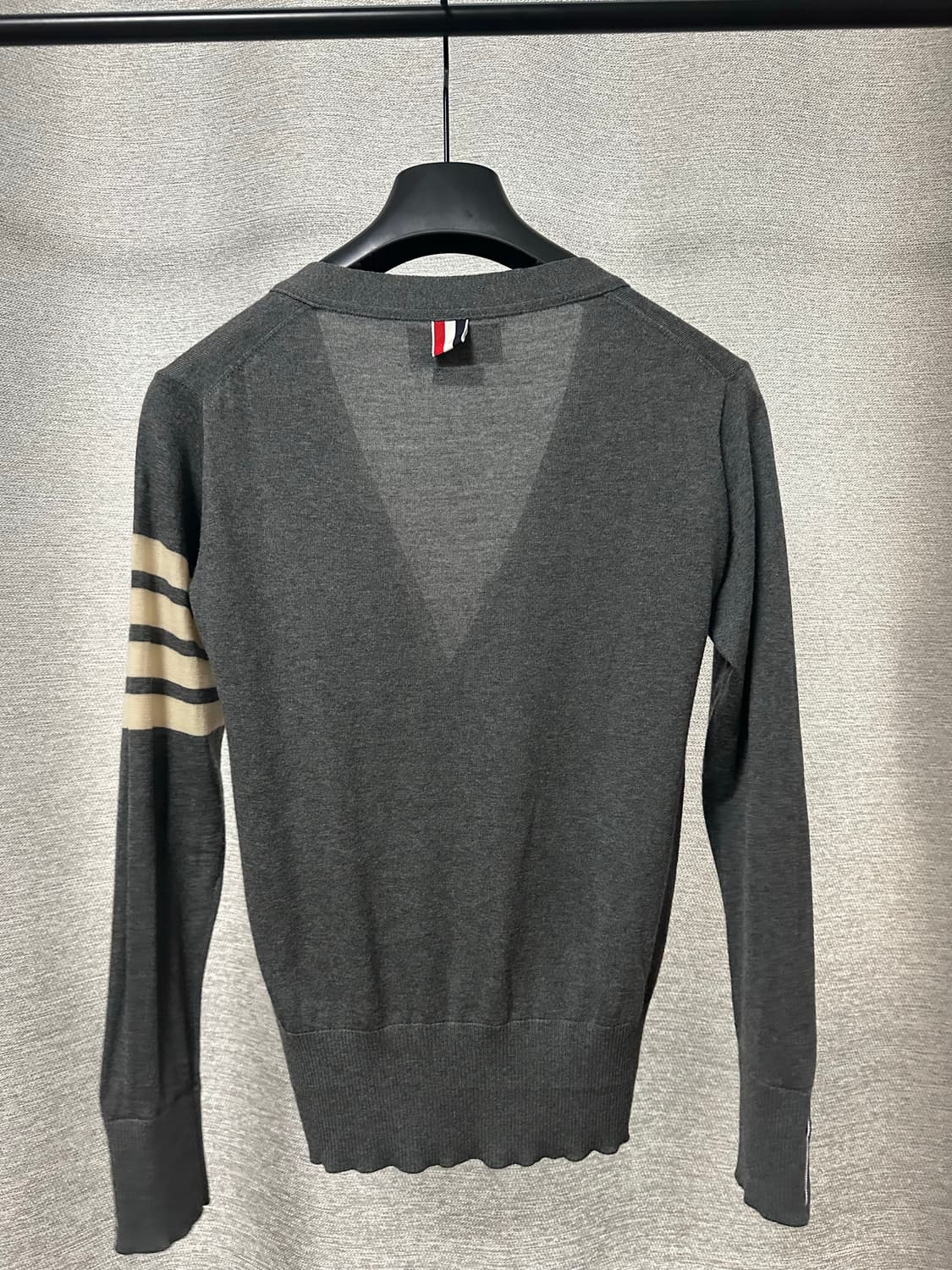 톰브라운 4선완장 울 가디건 그레이 (0) 상품이미지2