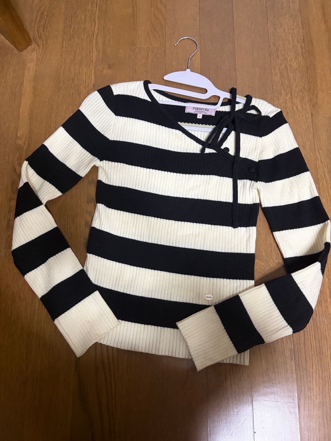 로라로라 컷아웃 장원영 니트 리본 상품이미지3