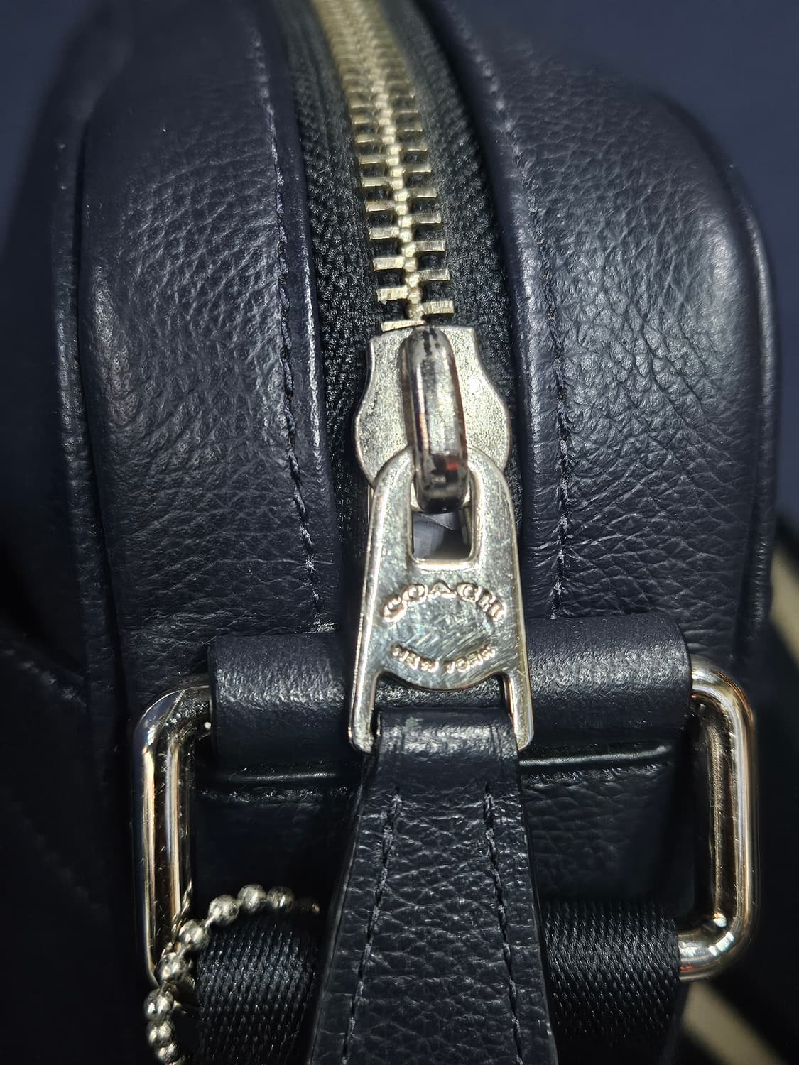 코치 네이비 남성 가죽 크로스백  상품이미지8