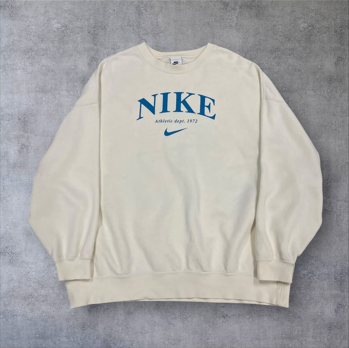 나이키 아이보리 컬러 스펠아웃 빅로고 박시핏 맨투맨 상품이미지1