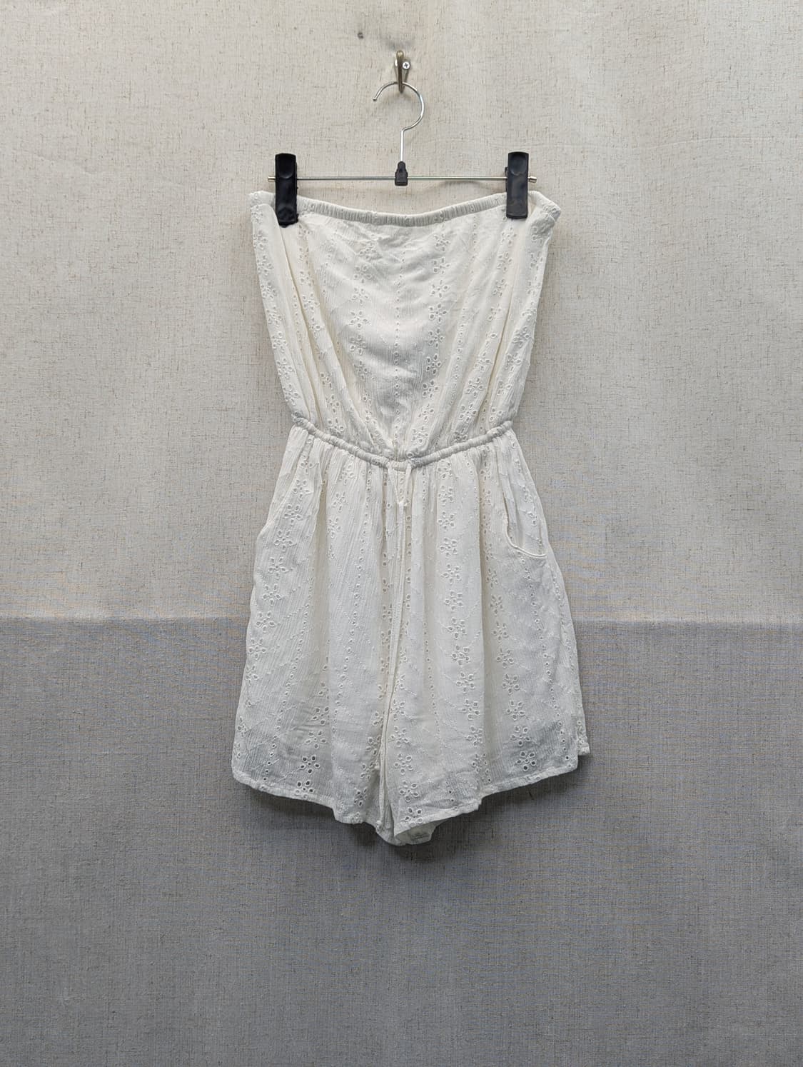 Hollister 화이트 펀칭 튜브탑 점프수트 상품이미지1