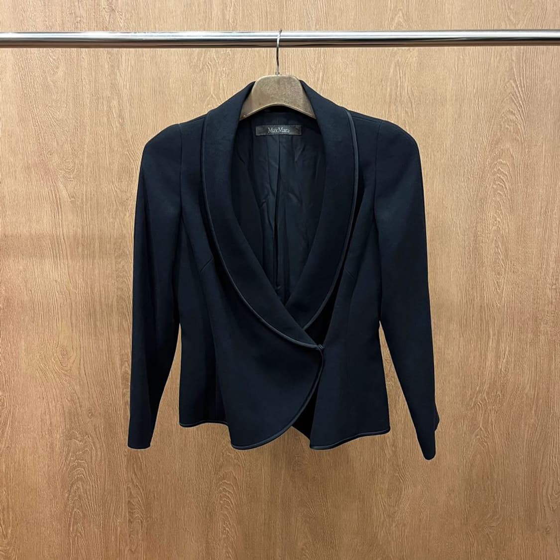 막스마라 슬림핏 테일러드 자켓 숄 카라 랩 허리 라인 절개 디테일 블랙 상품이미지2