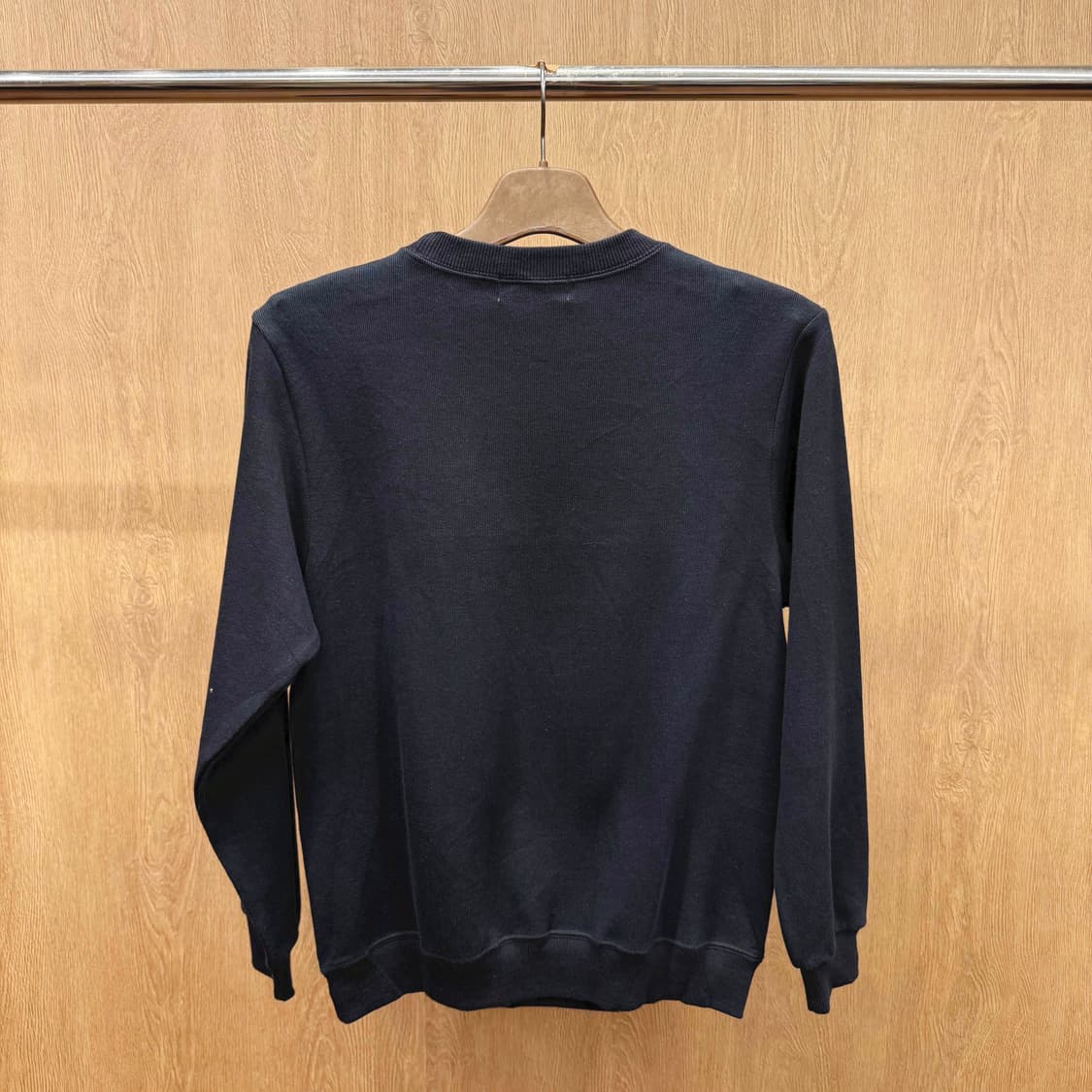 꾸레쥬 시그니처 로고 프린팅 맨투맨 스웻셔츠 배색 라인 블랙 상품이미지3