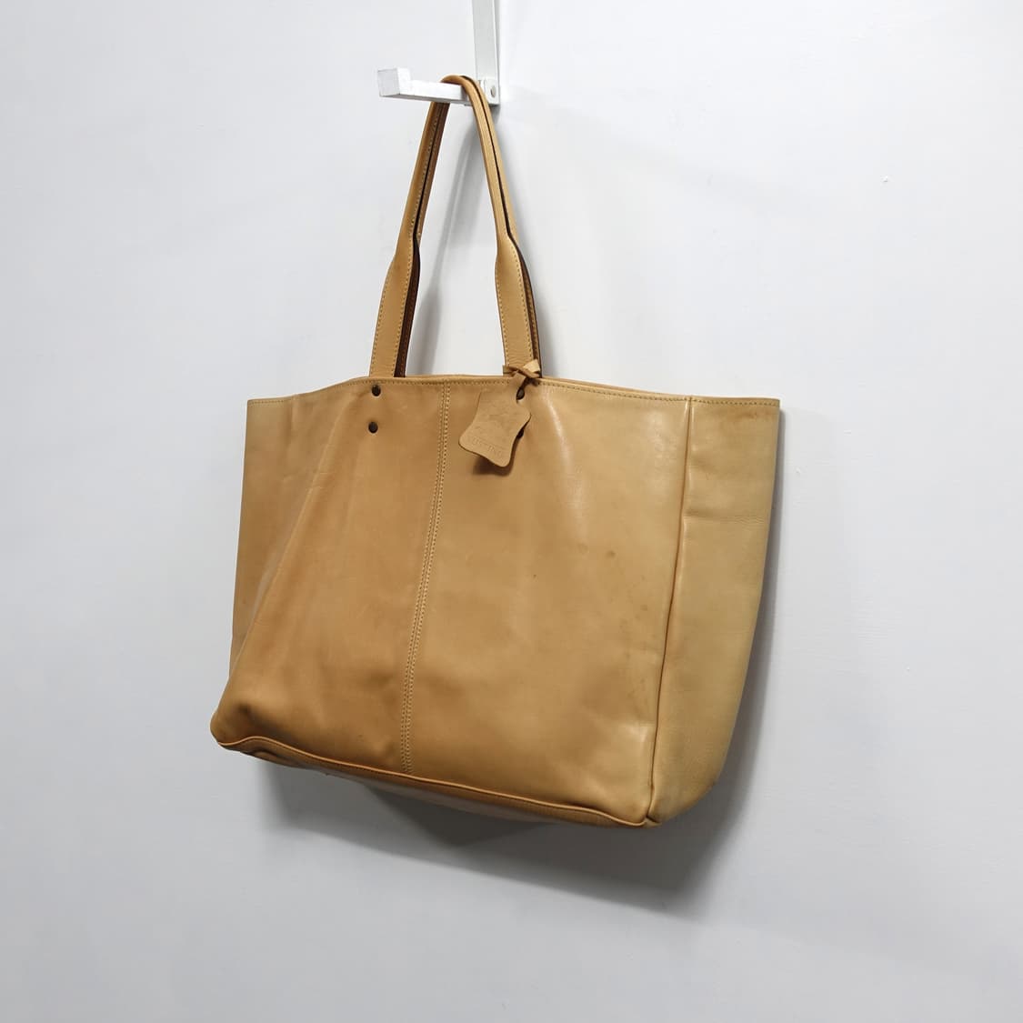 TUSTING 터스팅 베이지 레더 통가죽 빅 숄더백 상품이미지3