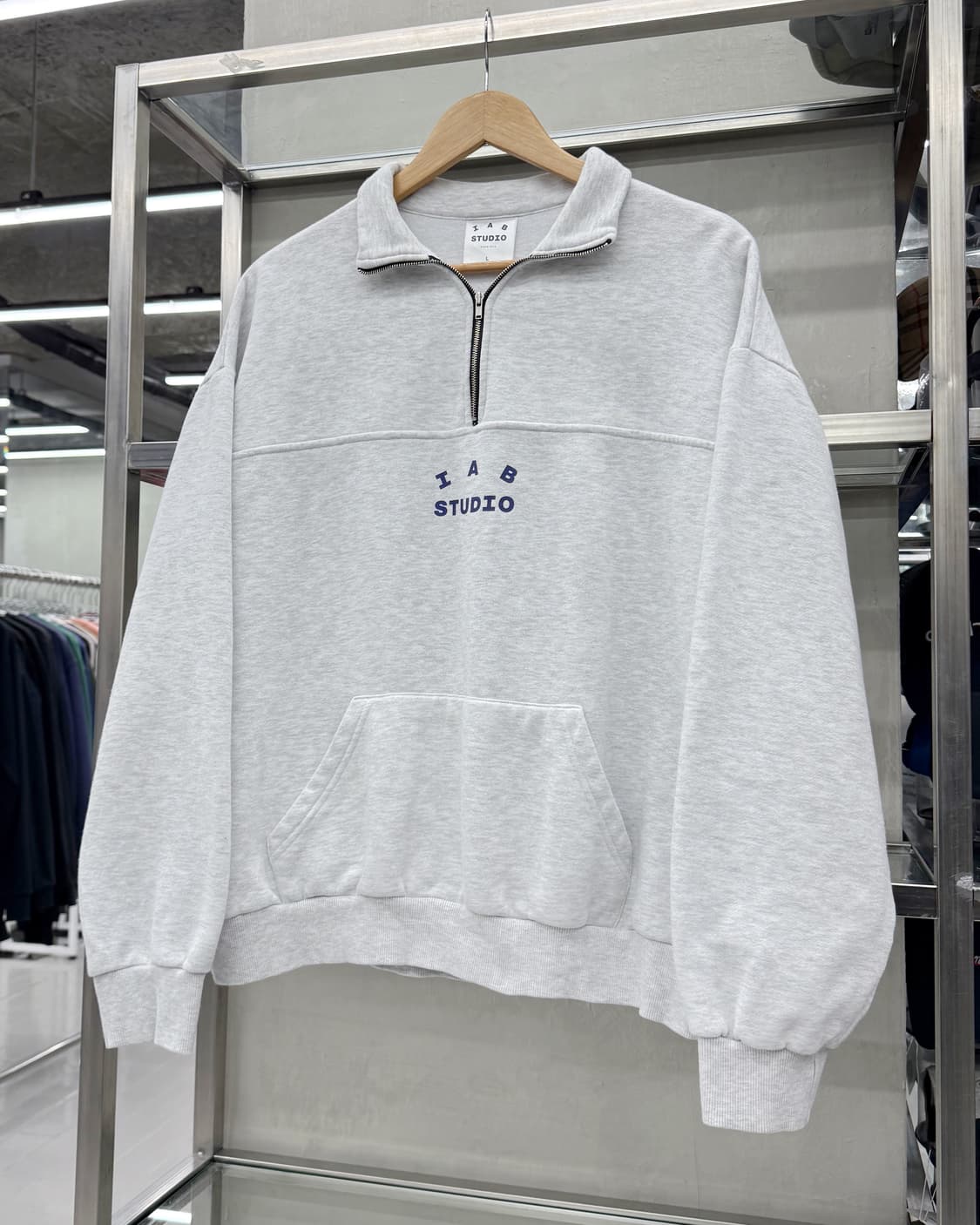 아이앱 IAB STUDIOS 아치로고 하프집업 스웻 셔츠 맨투맨 상품이미지5