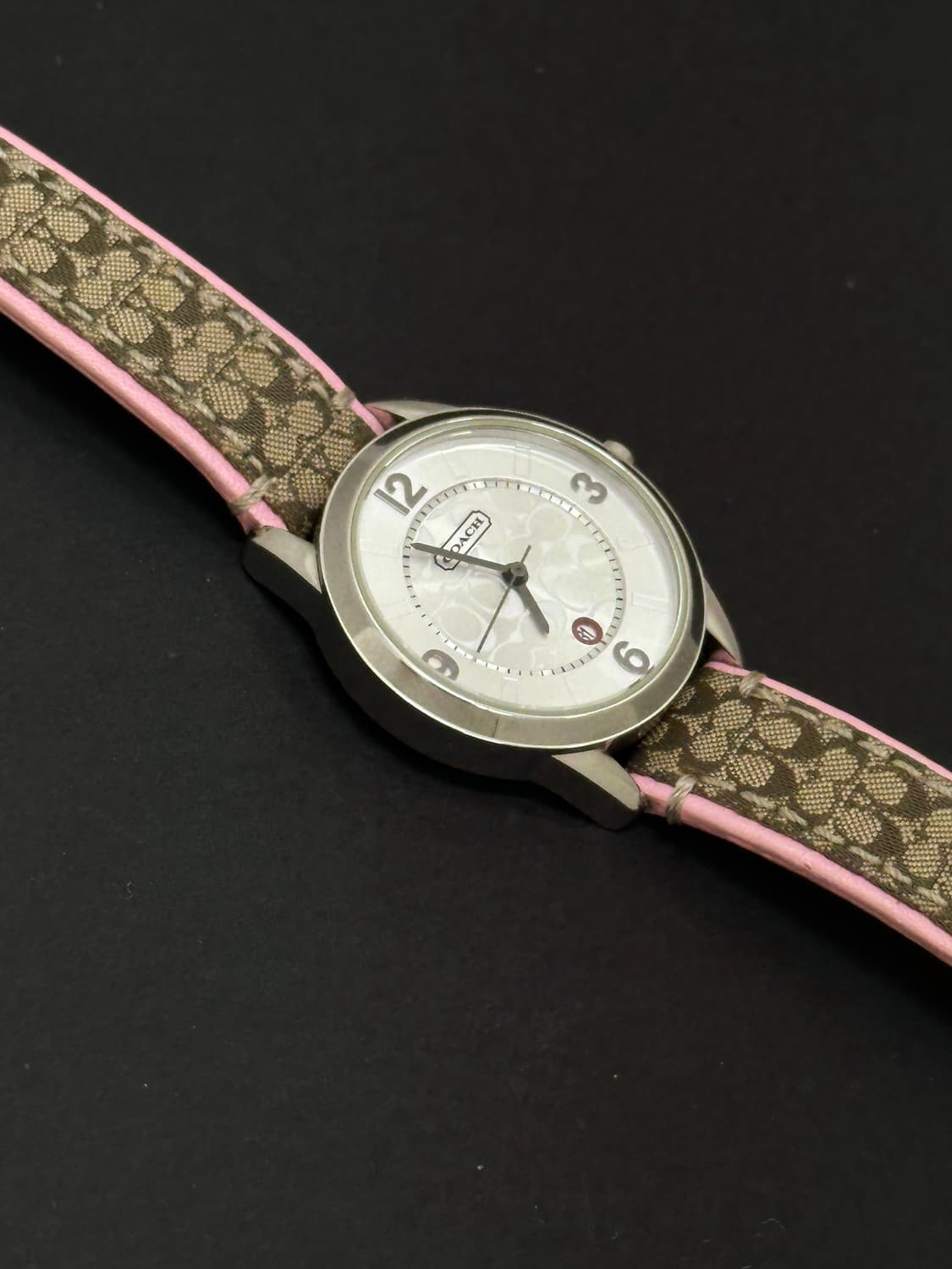 코치 시그니처 패턴 라운드 쿼츠 시계 상품이미지5