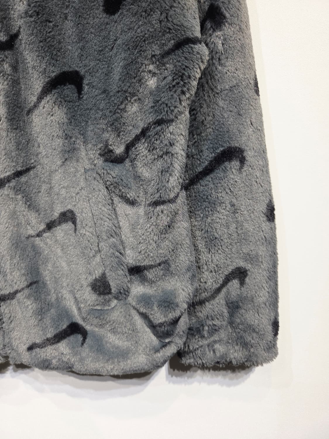 나이키 스우시 패턴 에코 퍼 자켓 상품이미지5