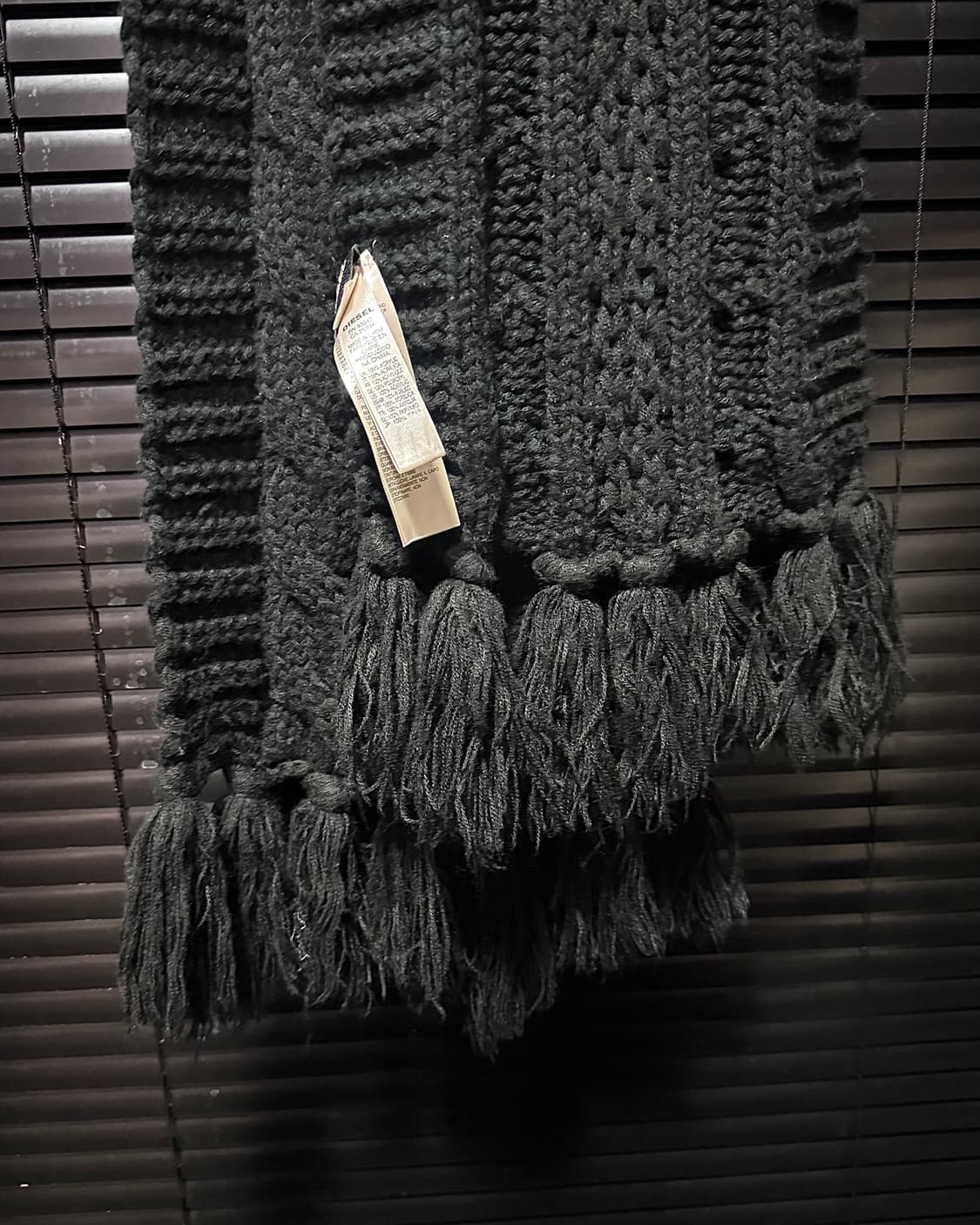 디젤 꽈배기 스웨터 니트 뚜거운 롱 머플러 목도리 프린지 술 장식 블랙 상품이미지4