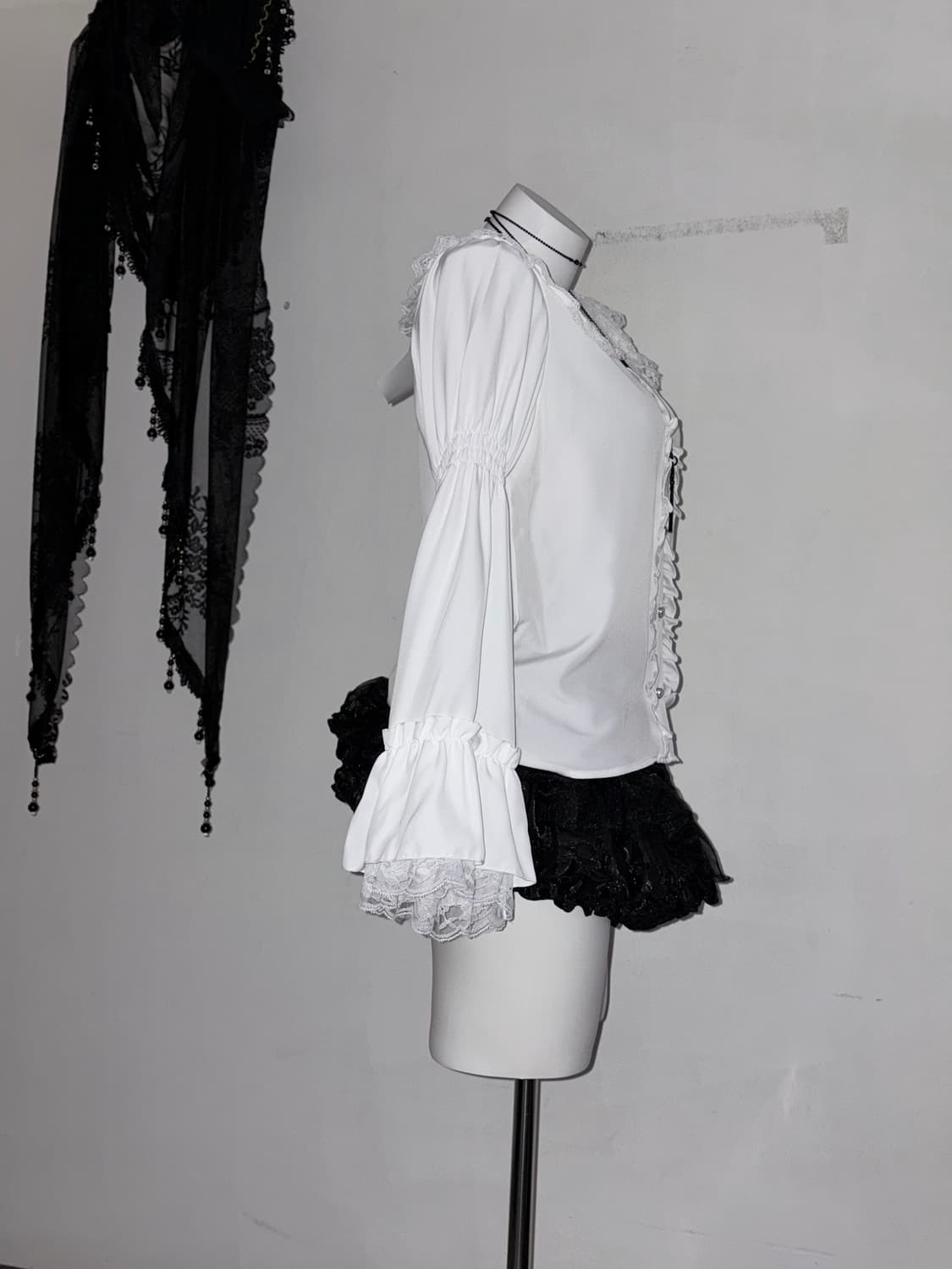 새상품) 고스로리 공겜여주 레이스 프릴 블라우스 상품이미지1