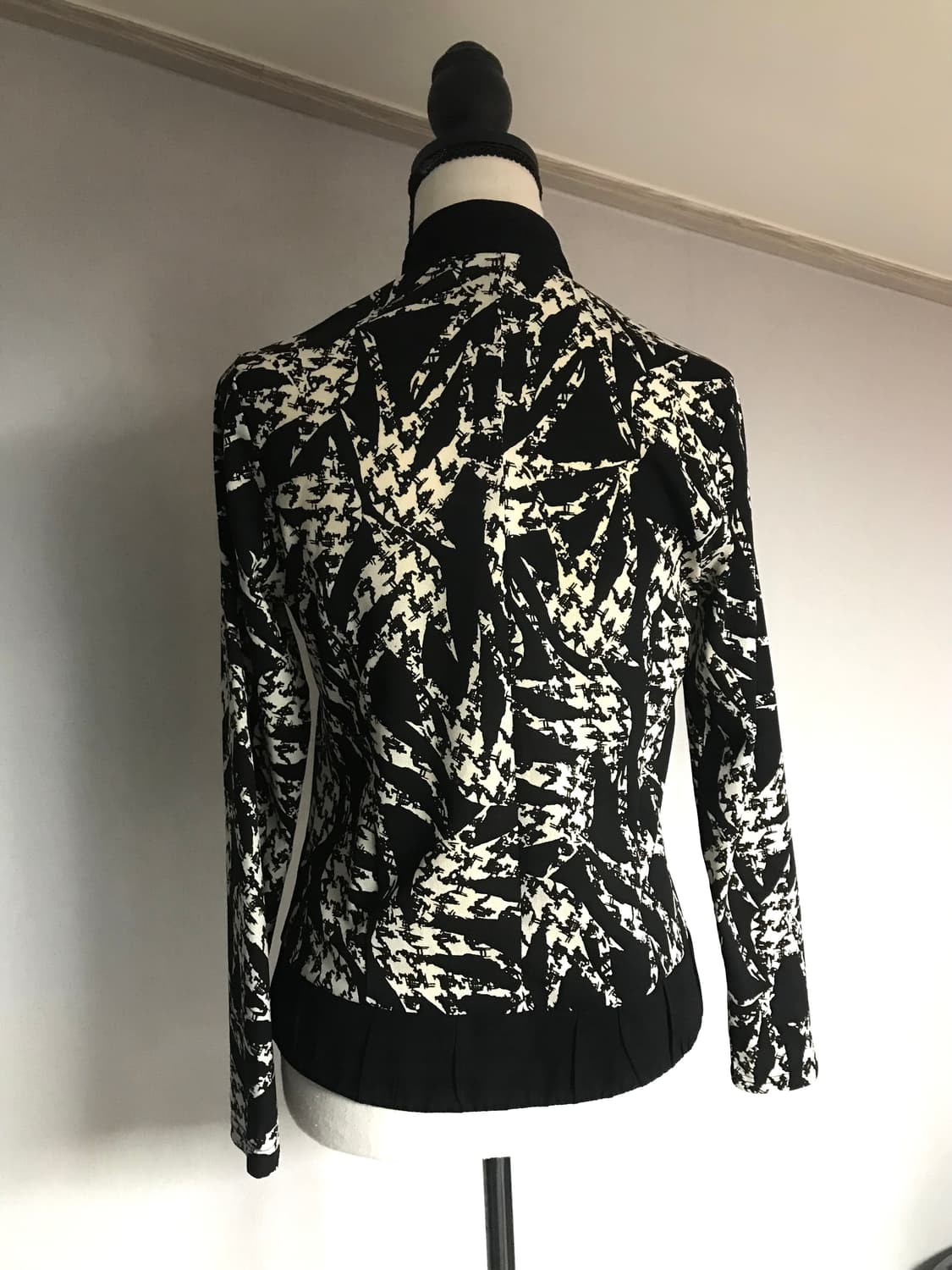 Gothic Pattern High-neck Cardigan 상품이미지4