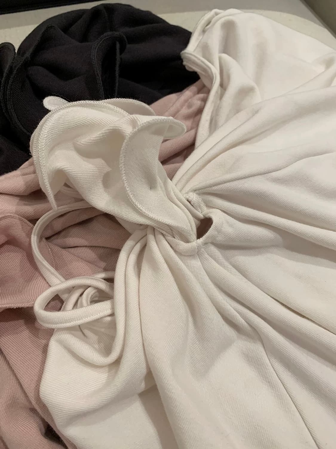 MORNINGFAN 입체 플라워 셔링 오프숄더 긴팔티셔츠 상품이미지5