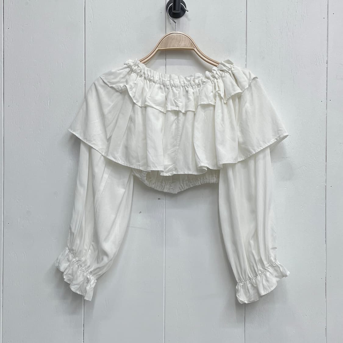 아반드레스 프릴 크롭 오프숄더 블라우스 상품이미지3