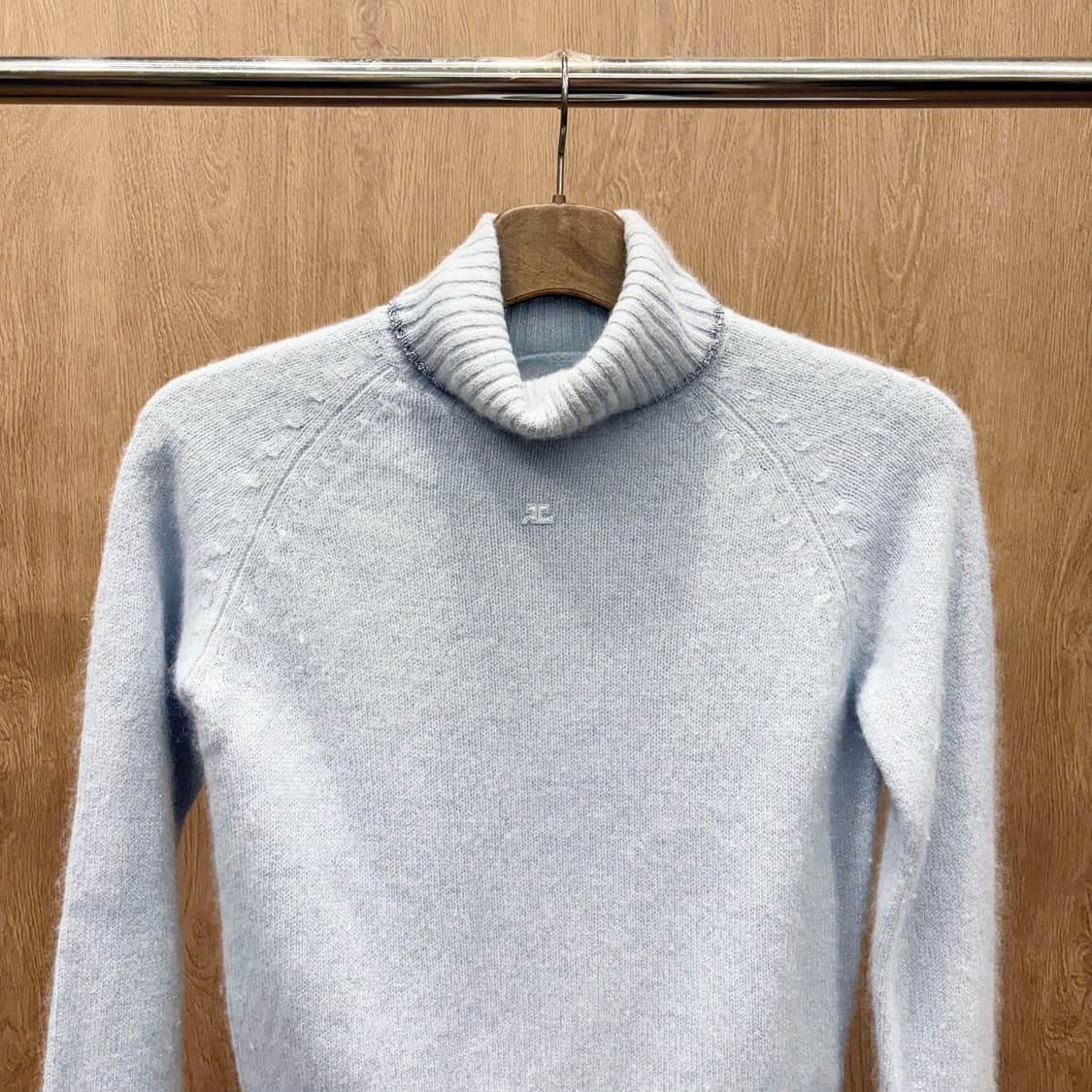 꾸레쥬 터틀넥 골지 니트 미니 로고 자수 레글런 슬리브 디테일 그레이 상품이미지4