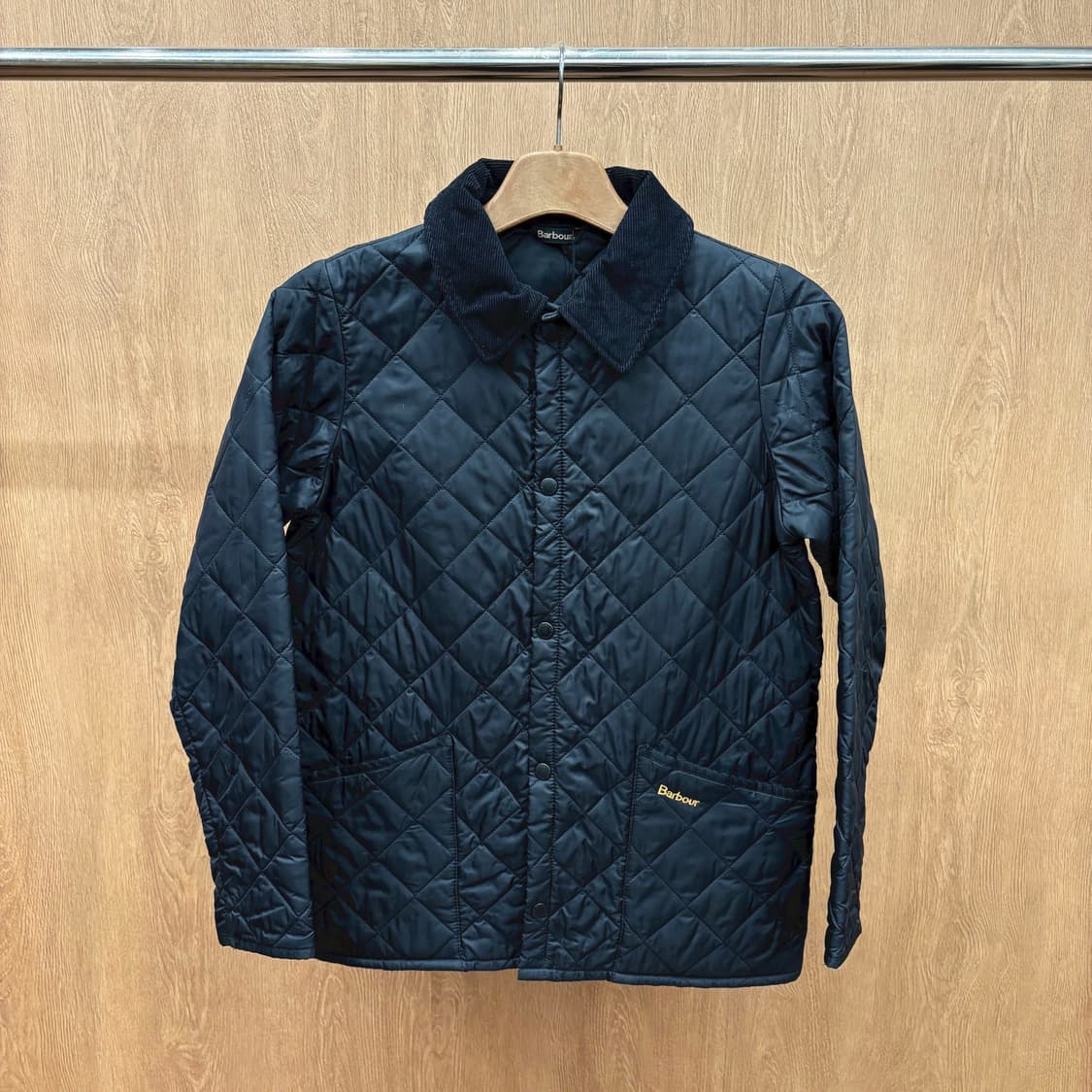 바버 경량 퀄팅 자켓 코듀로이 카라 스냅 버튼 패치 포켓 디테일 블랙 상품이미지2