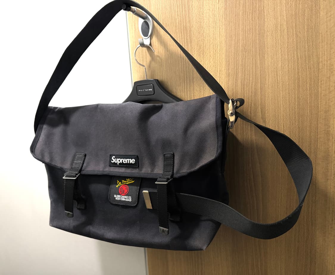 슈프림 x 드마티니 [정품] (시세 70만) 메신저백 자수 로고 상품이미지1