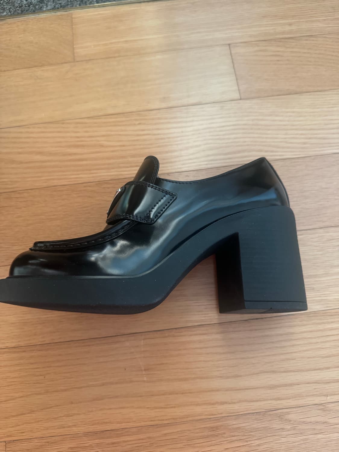 프라다 브러시드 가죽 힐 로퍼 35.5 새상품 상품이미지6