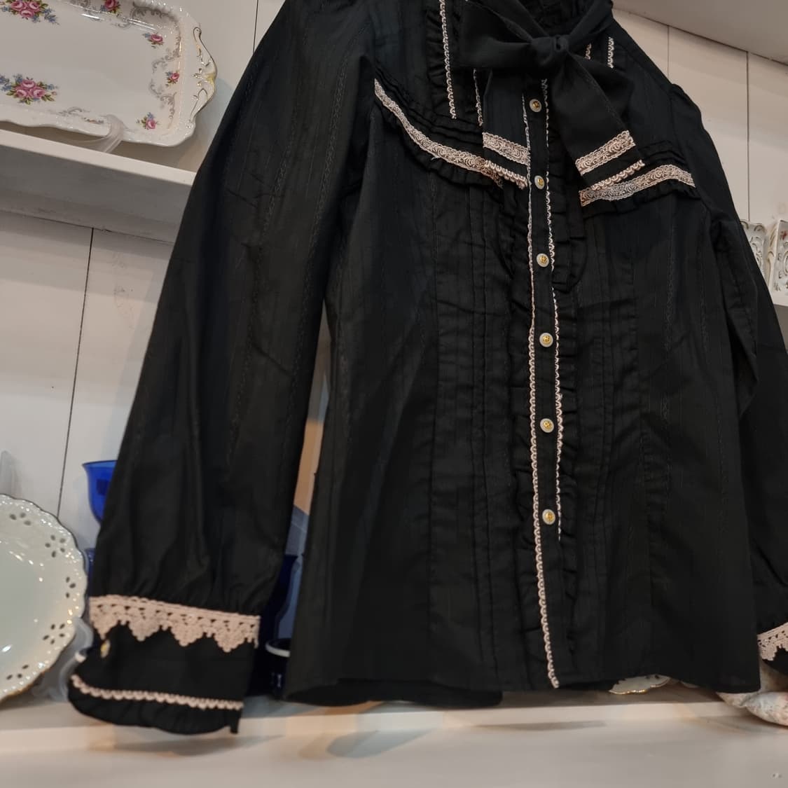 axes femme(악세스팜므) 블랙 레이스 리본 블라우스 상품이미지3