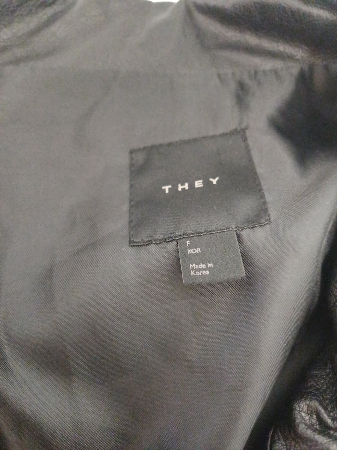 [Free] they 하이넥 절개 레더 자켓 (Black) 상품이미지4