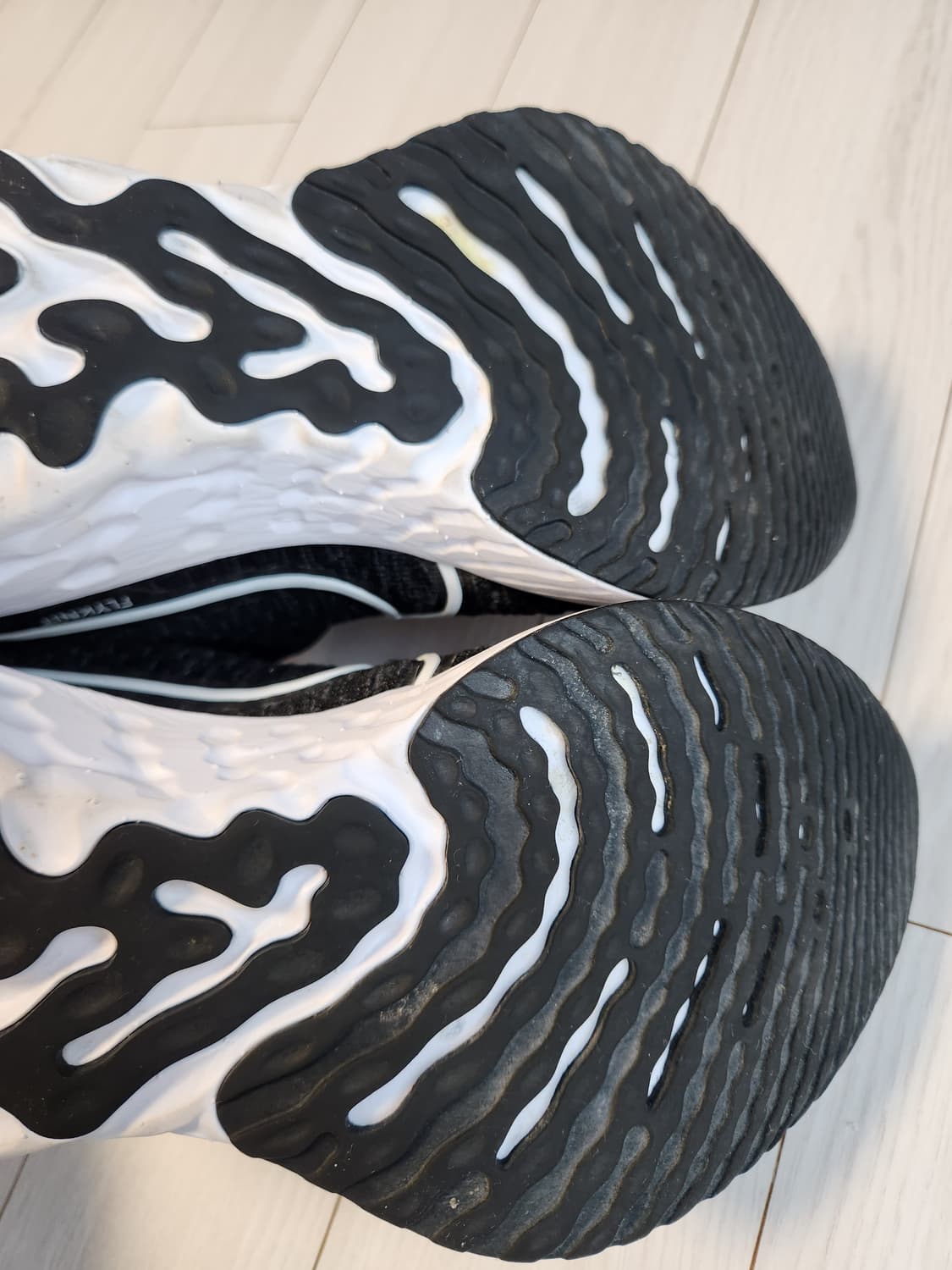 새상품급)나이키 운동화 리액트 인피니티 런 플라이니트3 DH5392-00 상품이미지7