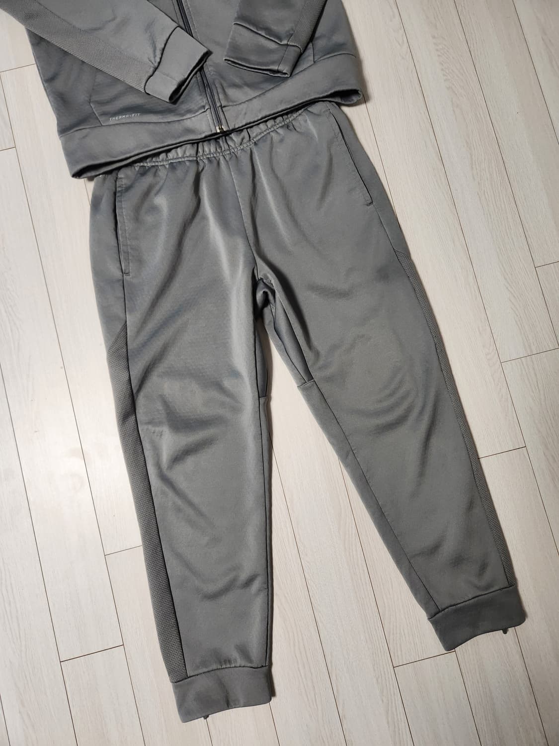 나이키 골드스우시 써마핏 기모 트레이닝 상하의 세트 사이즈L

상의는 오 상품이미지2