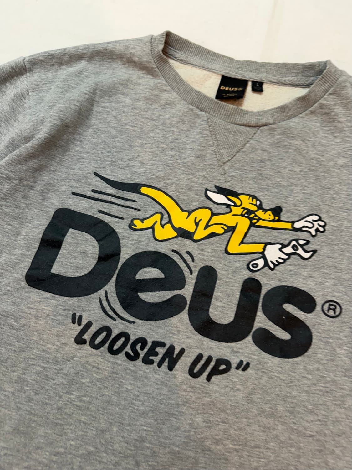 데우스 엑스 마키나 그래픽 맨투맨 스웻 상품이미지3