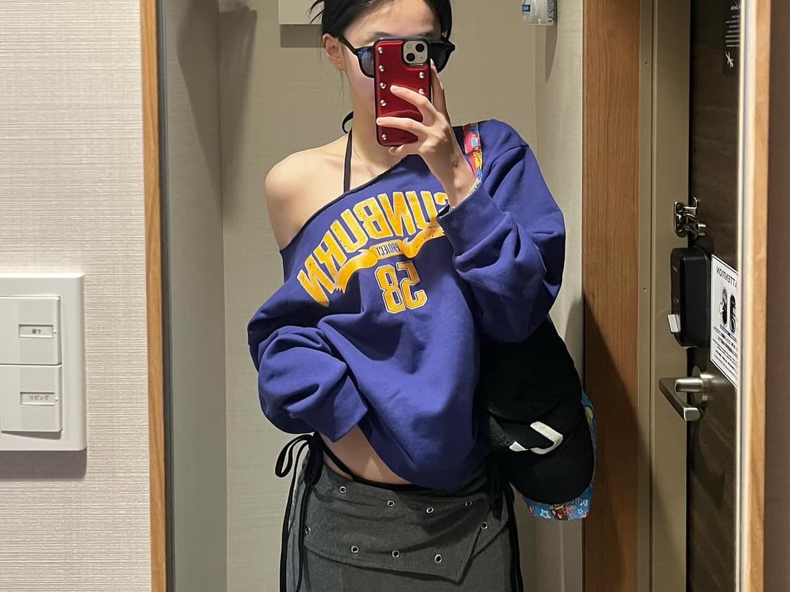 OFF-SHOULDER SUNBURN SWEATSHIRT, PURPLE 상품이미지4