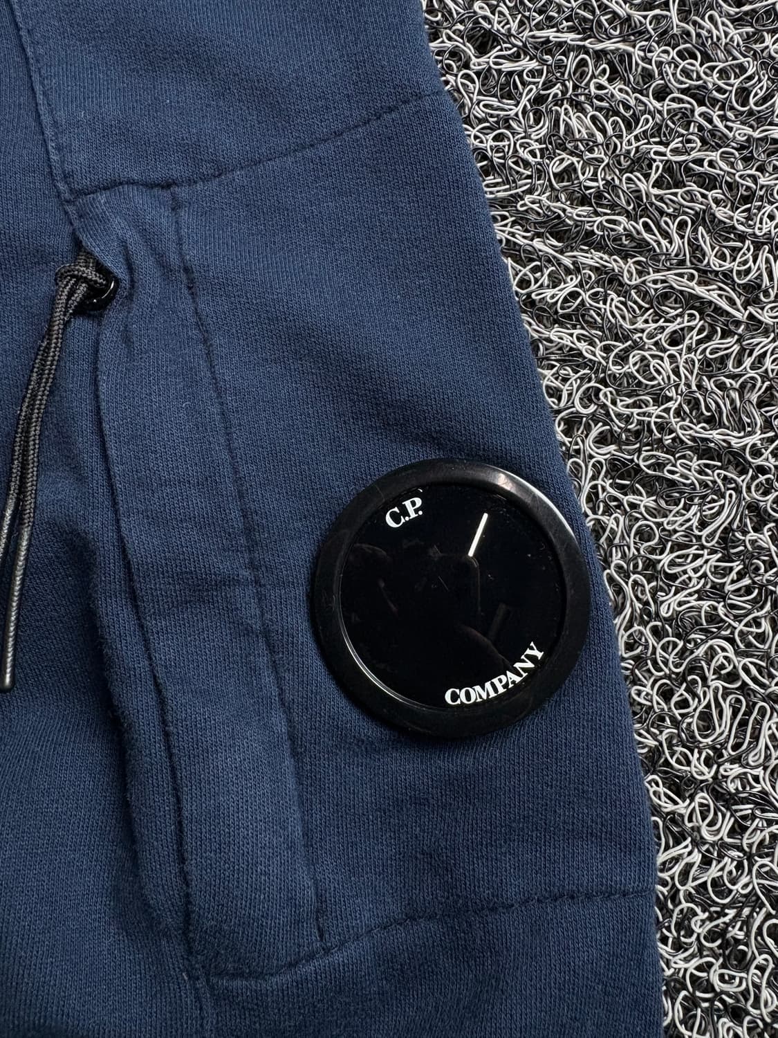 Cp company 씨피컴퍼니 렌즈 와펜 반집업 맨투맨 3015 상품이미지4