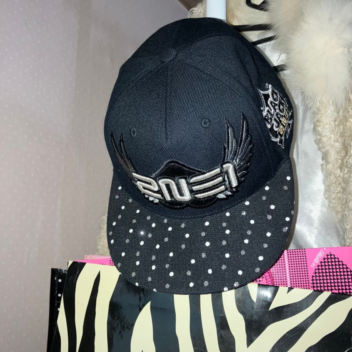 햇츠온 투에니원 2NE1 도트 블랙 스냅백 모자 갸루 상품이미지1