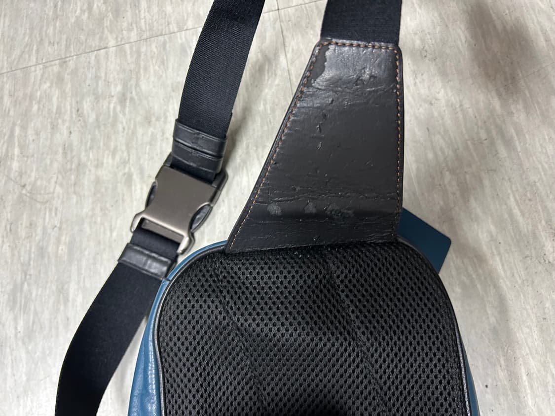 코치 가죽 슬링백 블루/블랙 상품이미지7