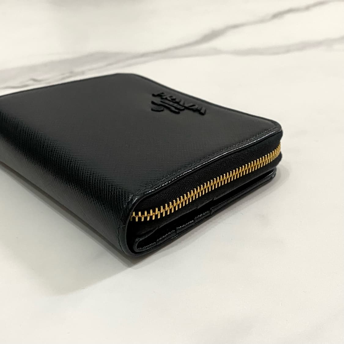 프라다 사피아노 블랙 로고 지퍼 반지갑 정품 상품이미지2