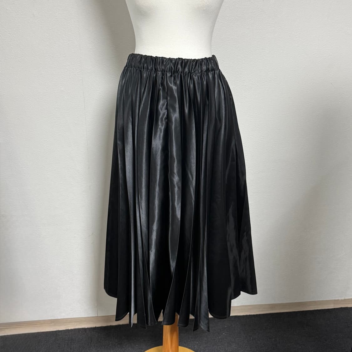 23ss 블랙 꼼데가르송 새틴 플리츠 스커트 xs 상품이미지1