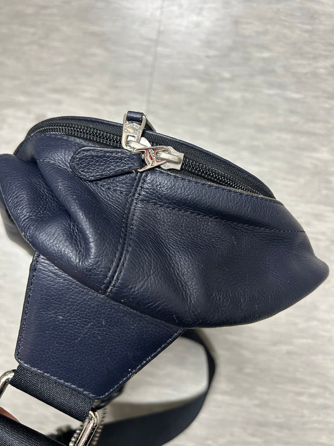 코치 네이비 가죽 슬링백 상품이미지7