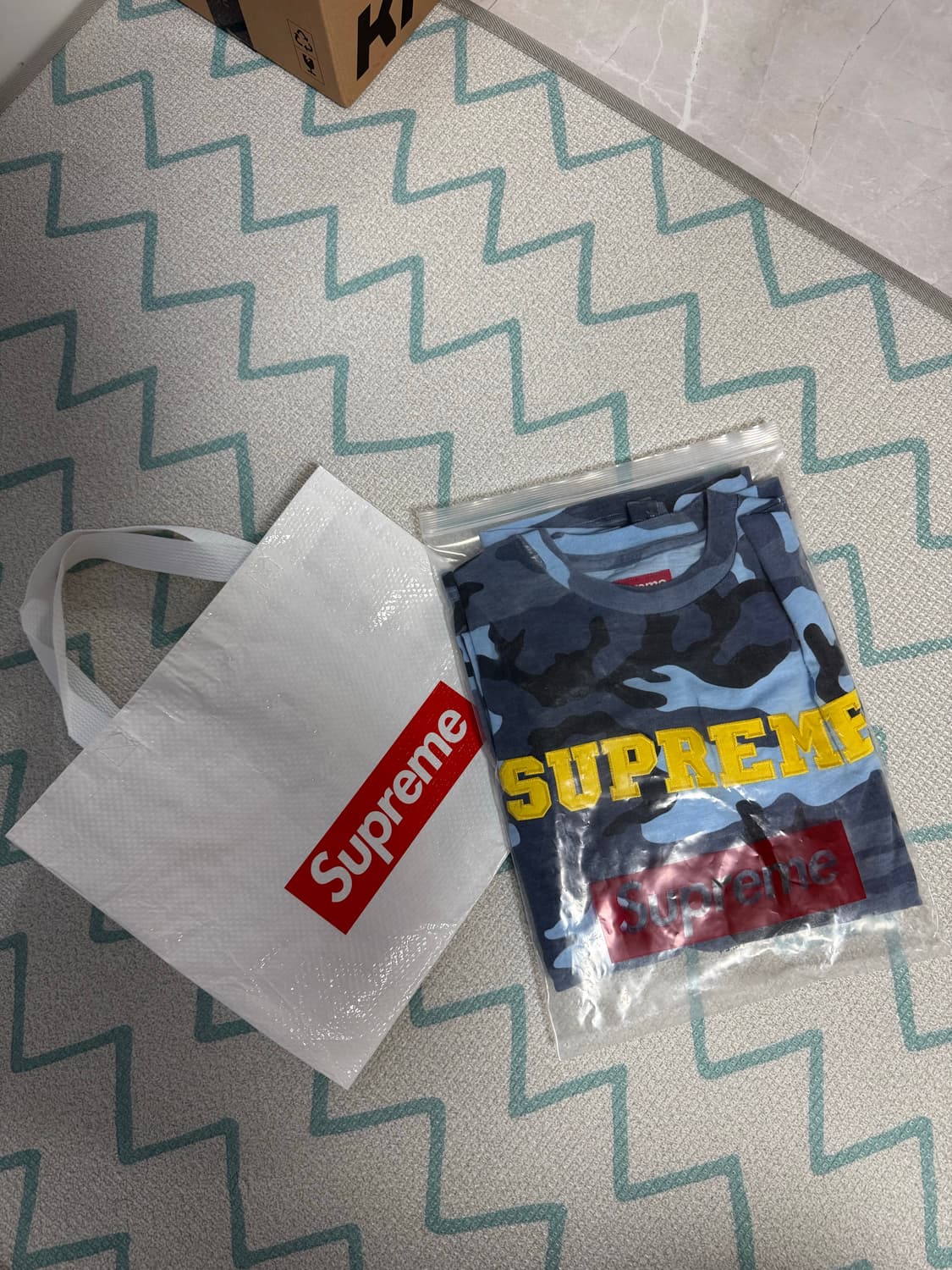 [새제품] 슈프림 컬리지에이트 아플리케 숏슬리브 탑 블루 카모 상품이미지2