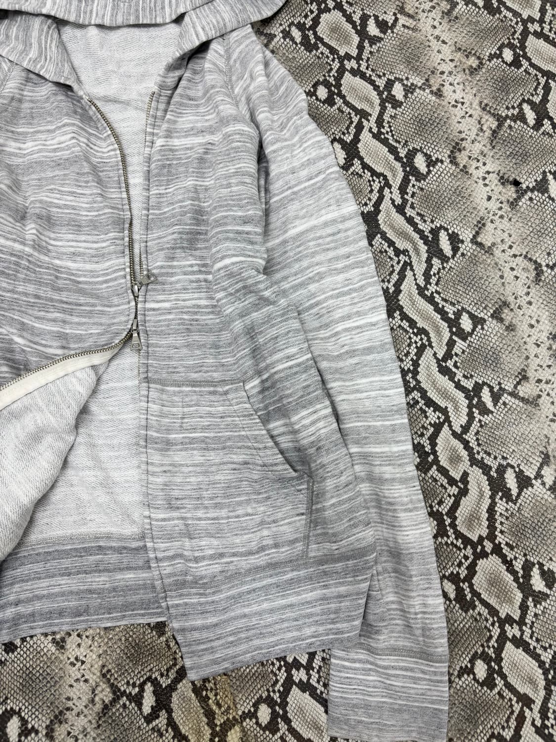 “Vintage” Grey Stripe Y2K Hood Zip Up 상품이미지5