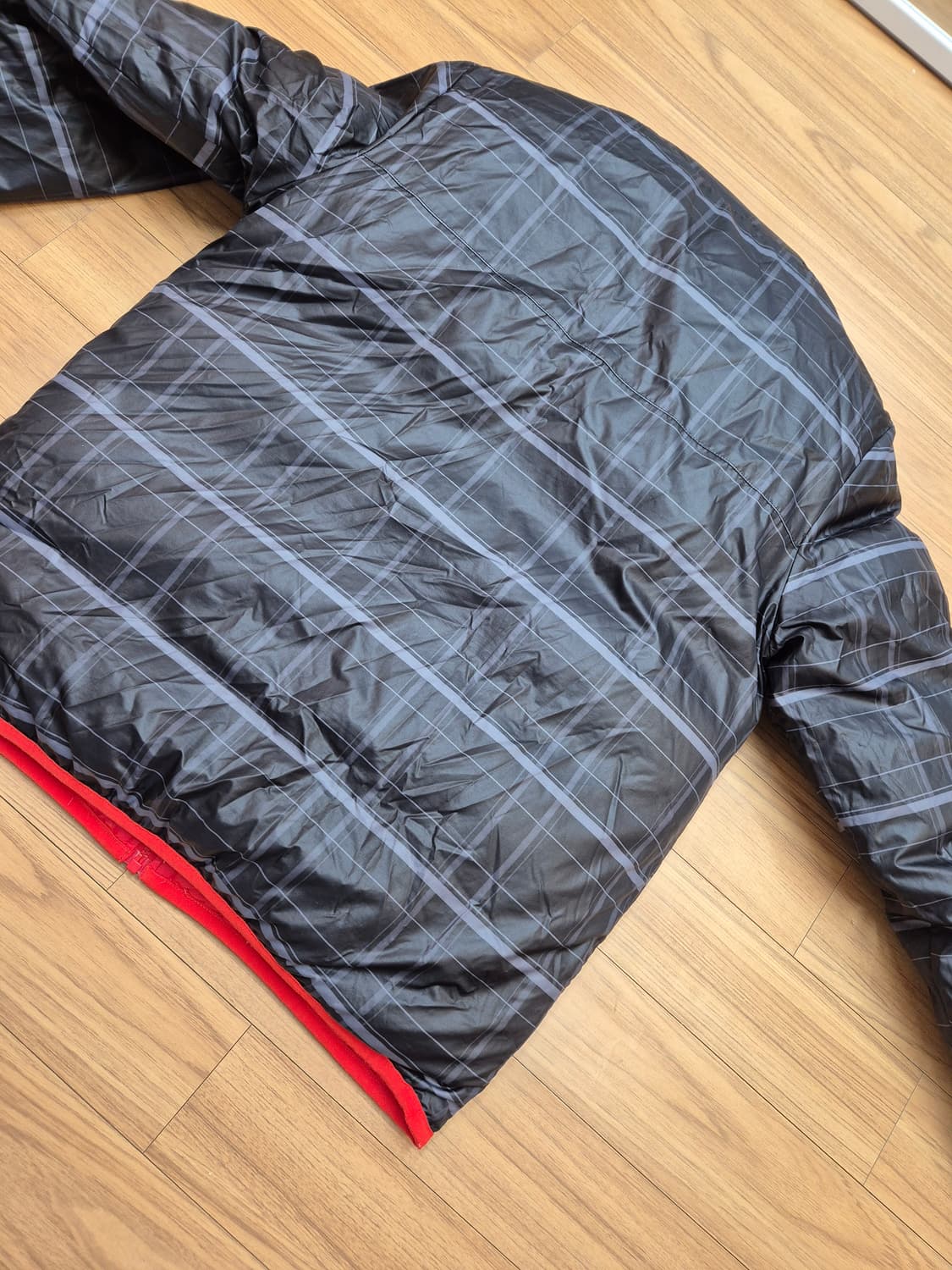 나이키 양면 패딩 M사이즈 판매합니다. 한쪽 면은 강렬한 빨간색이고 다른 상품이미지4