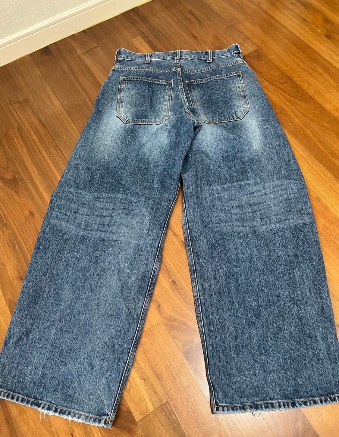 해칭룸 커브드 와이드 팬츠 판매합니다! 상품이미지3