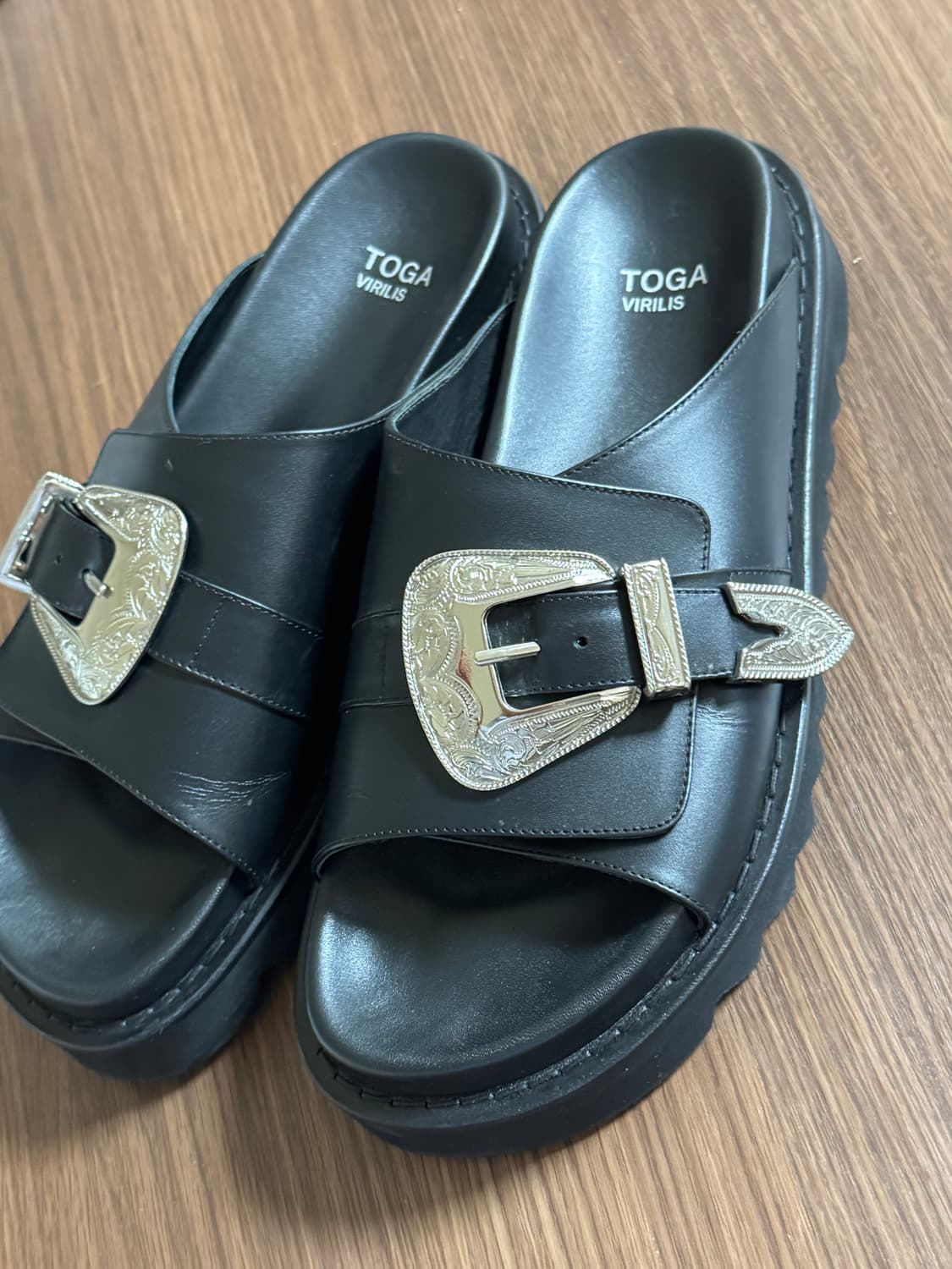 Toga Virilis 토가 비릴리스 인그레이빙 버클 슬라이드 샌들 42 상품이미지1