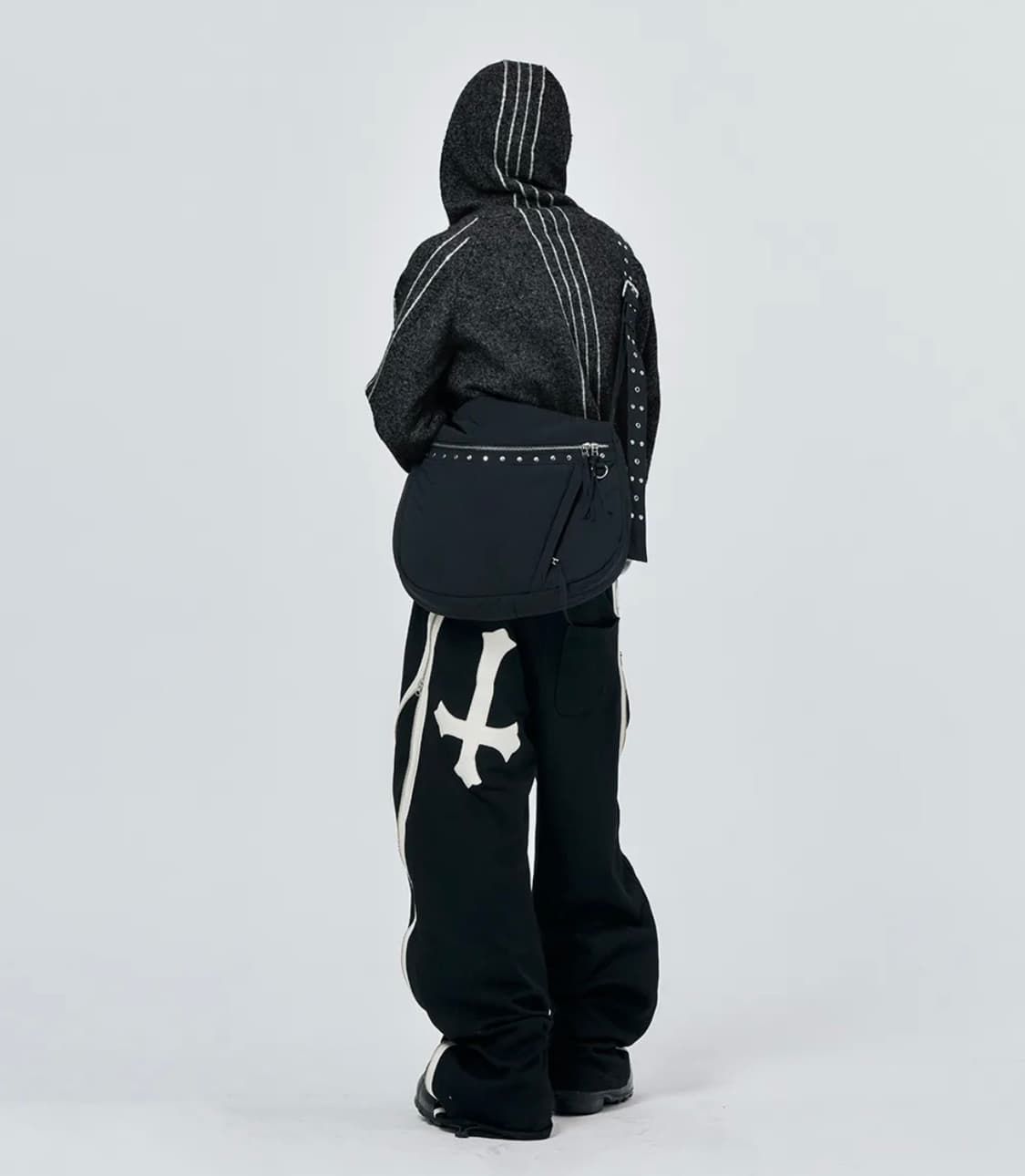 CURVED ZIPPER SWEATPANTS BLACK 상품이미지1