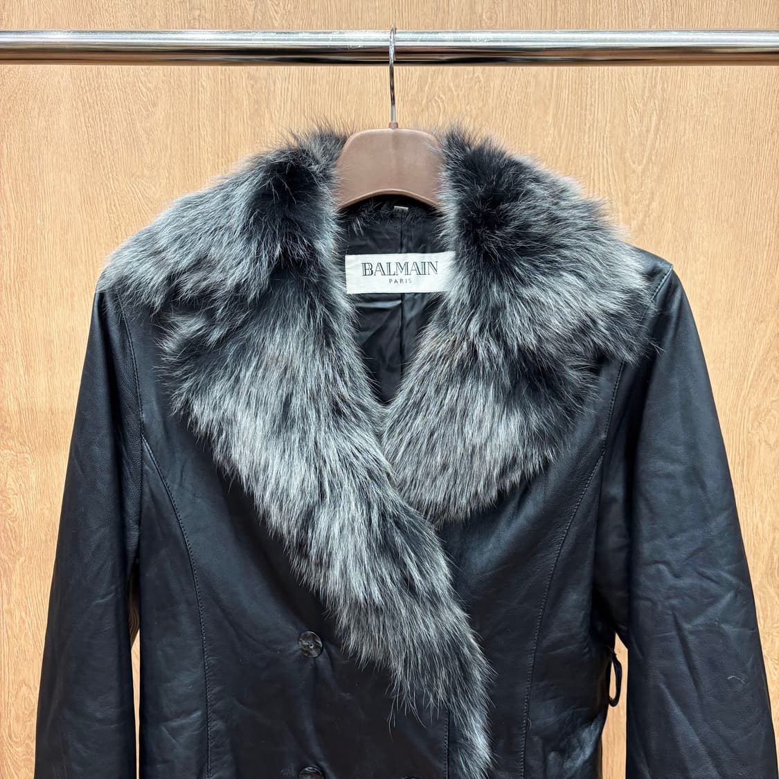 발망 레더 자켓 넥 라인 리얼 퍼 트리밍 더블 버튼 클로징 디테일 블랙 상품이미지4