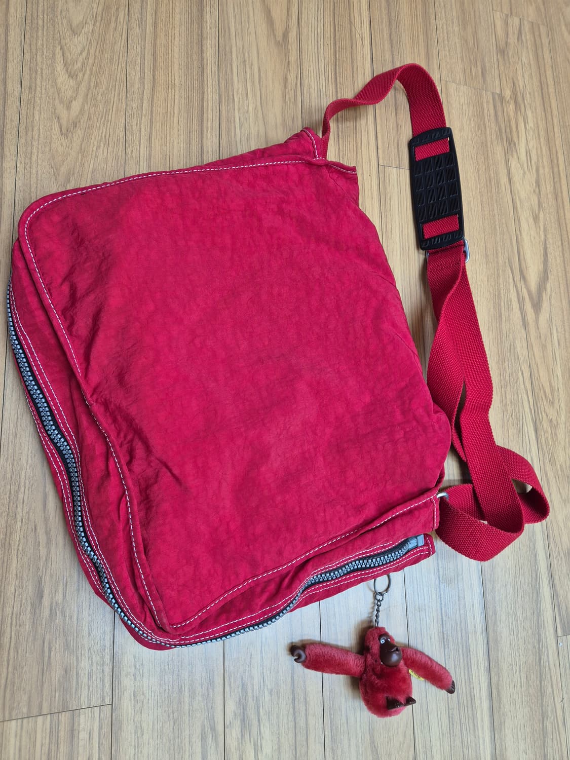 키플링 빨간색 크로스백 판매합니다. 몽키 키링 달려있어서 귀여워요. 가방 상품이미지2