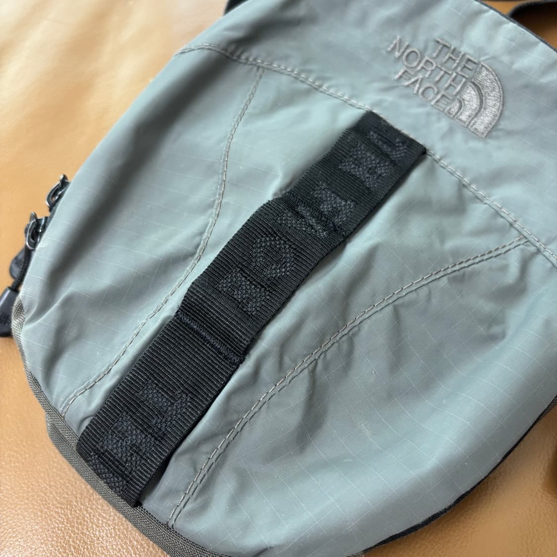 나나미카 노스페이스 퍼플라벨 샤코슈 크로스백 가방 그레이 상품이미지3