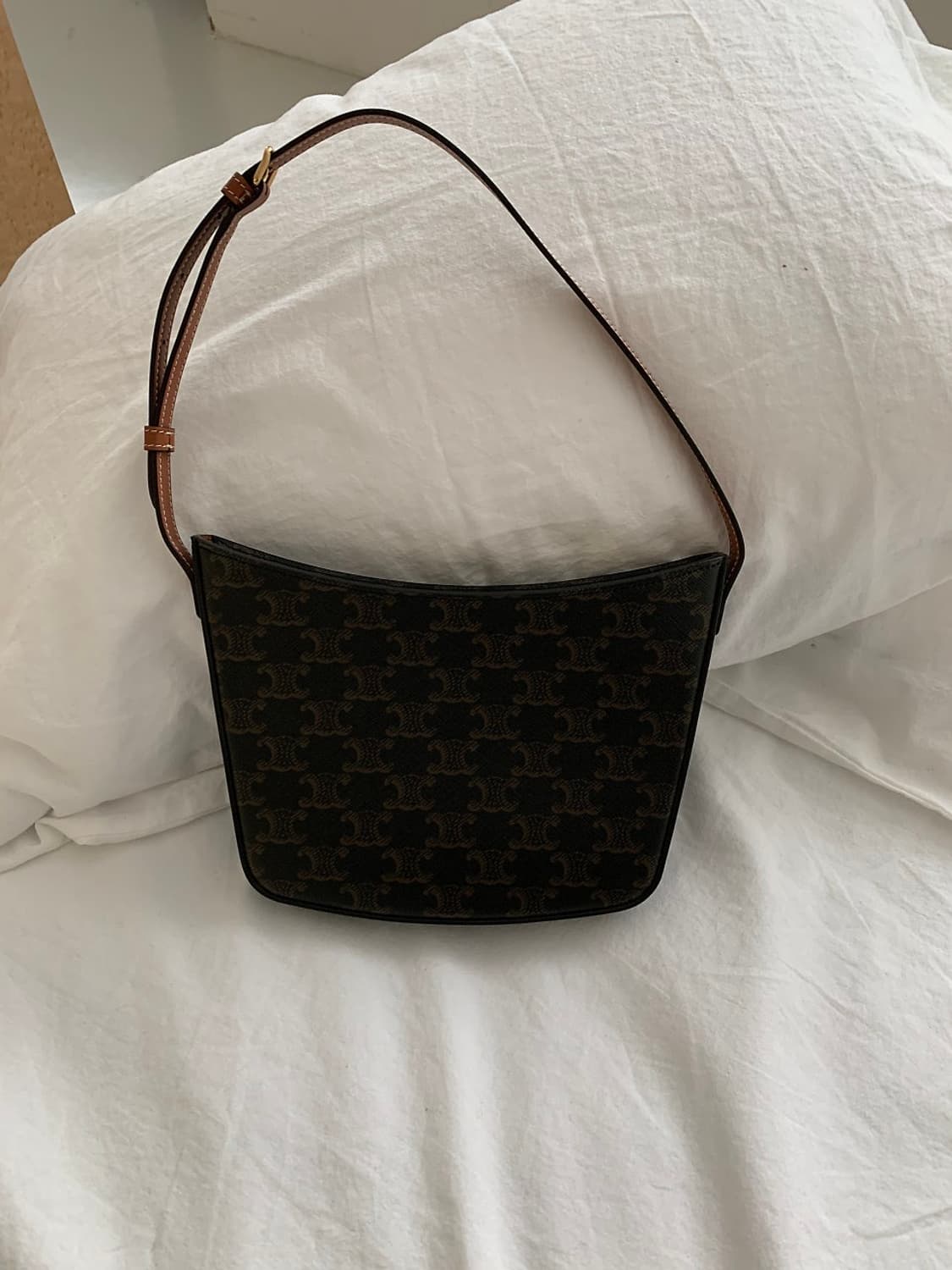 셀린느 트리오페 크로크 숄더백 상품이미지4