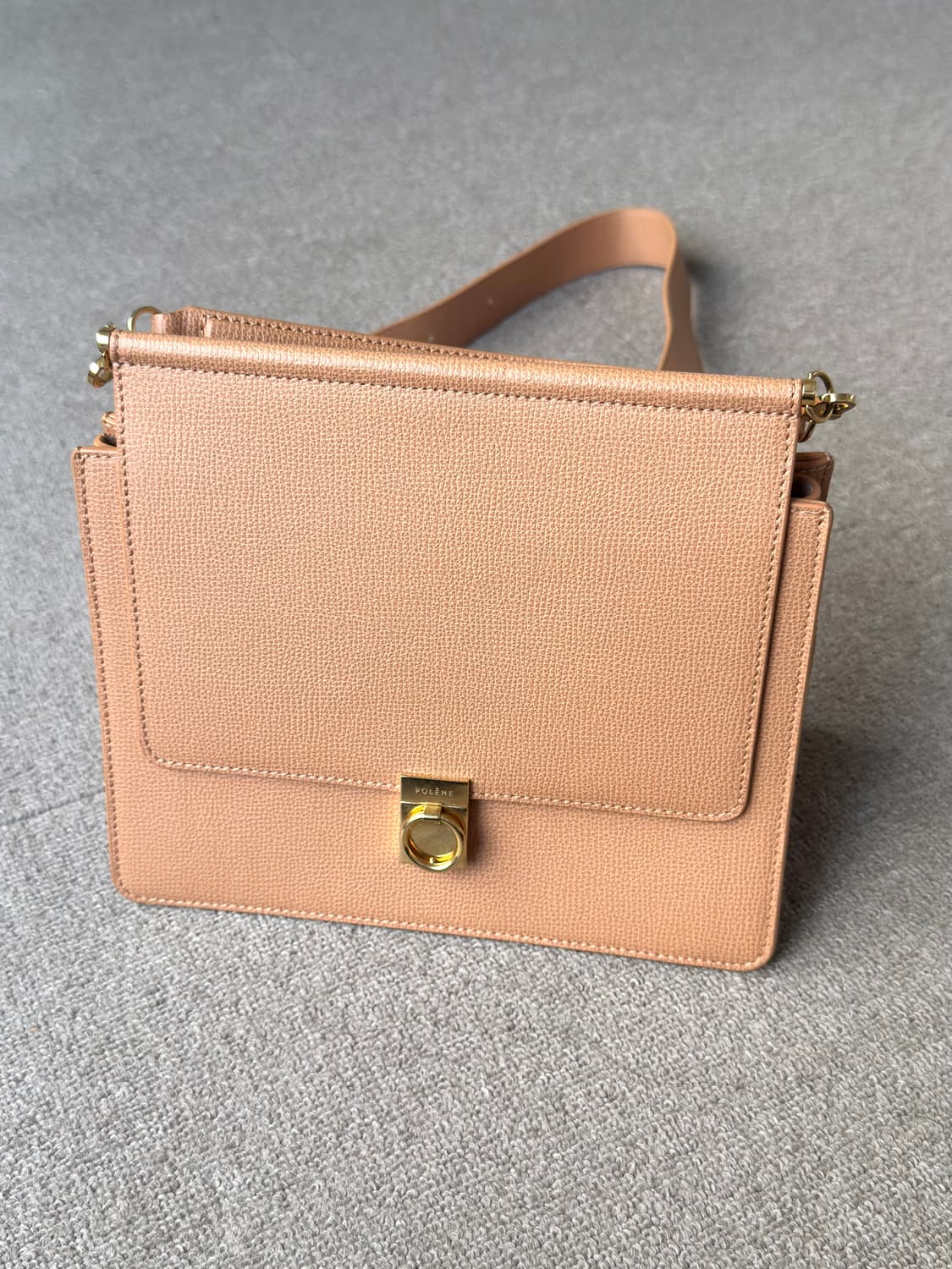 Polene 누메로 셉트 텍스쳐드 카멜 컬러 크로스백 상품이미지1