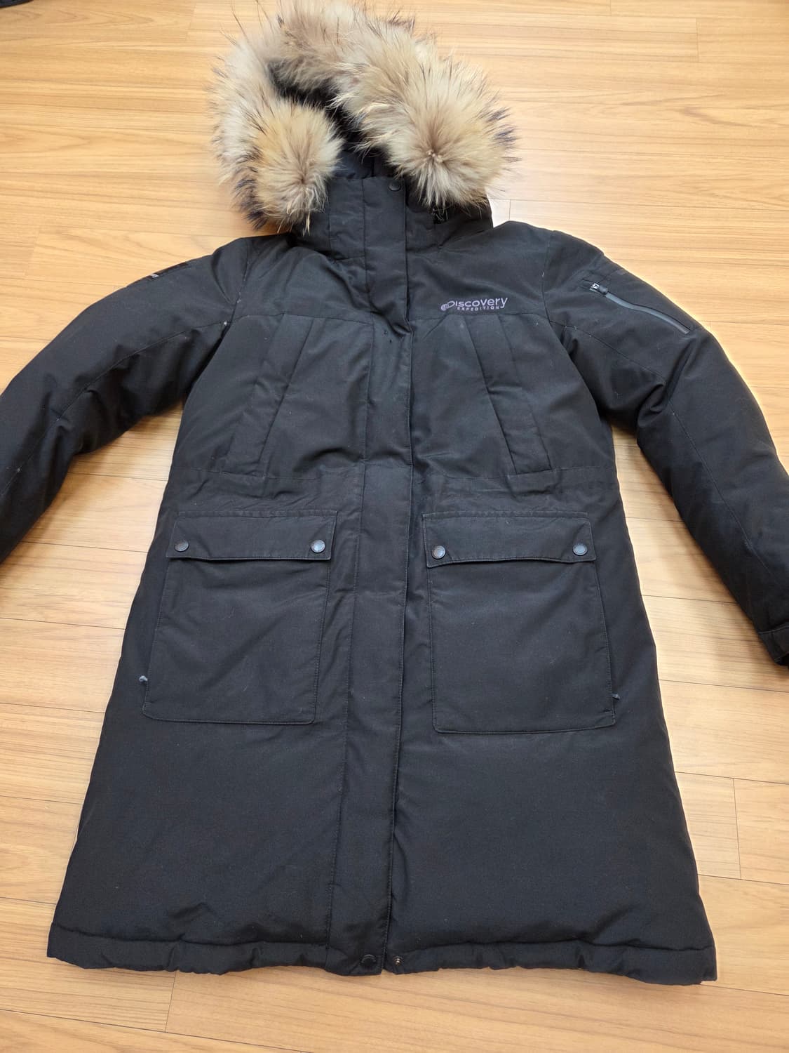 디스커버리 익스페디션 롱패딩 블랙 색상 95사이즈입니다. 풍성한 퍼가 달 상품이미지1