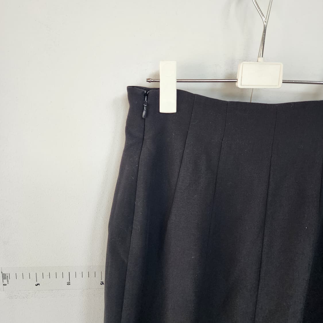 앤아더스토리 블랙 금장 버튼 슬릿 스커트 상품이미지3