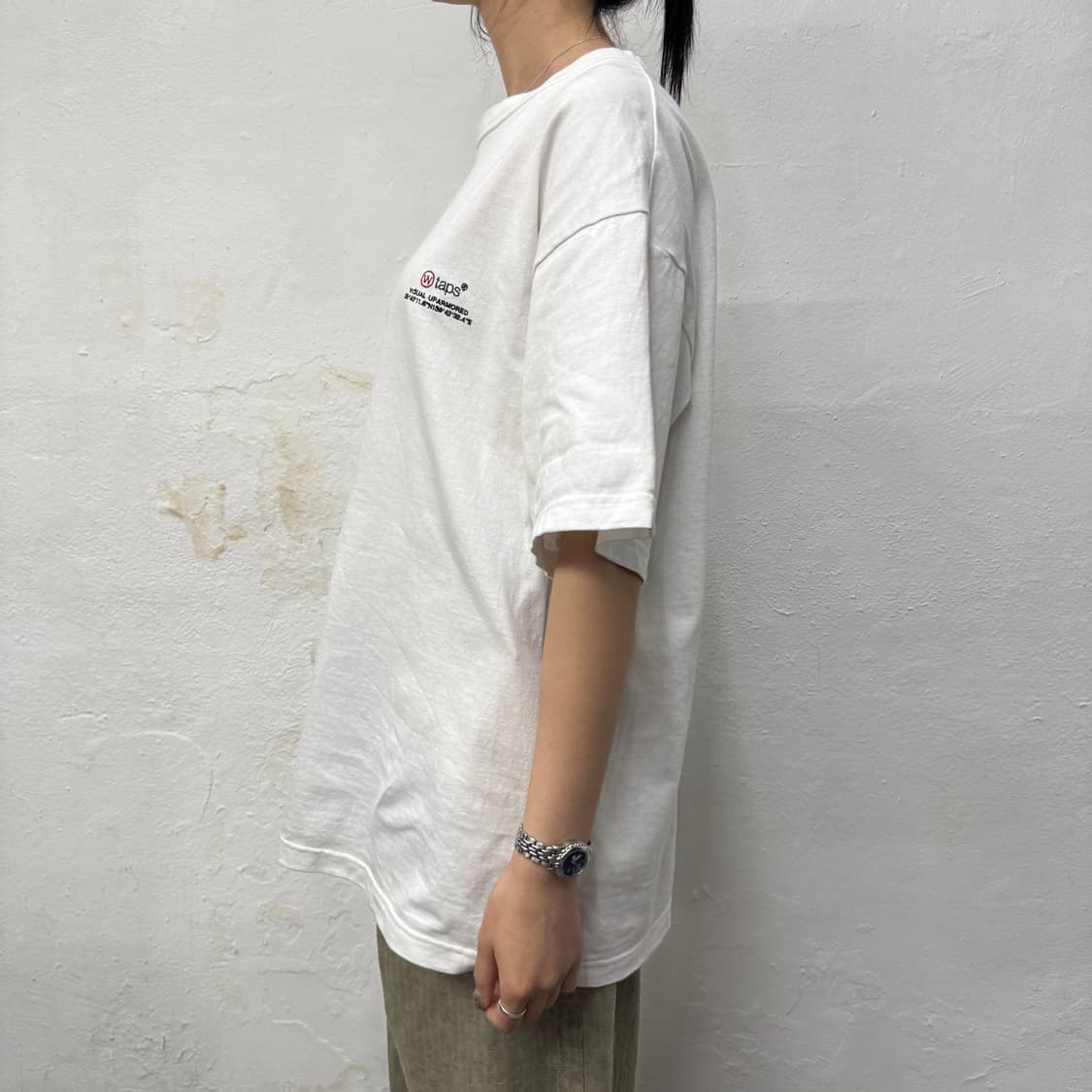 더블탭스(WTAPS) 화이트컬러 닷 사이트 자수 로고 크루넥 반팔 상품이미지2