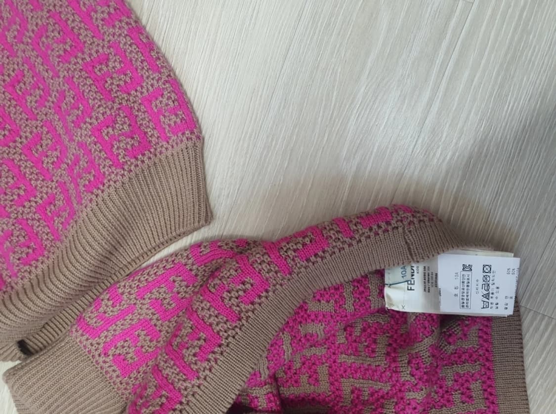 성인44가능)정품 펜디 니트 투피스 세트 상품이미지5